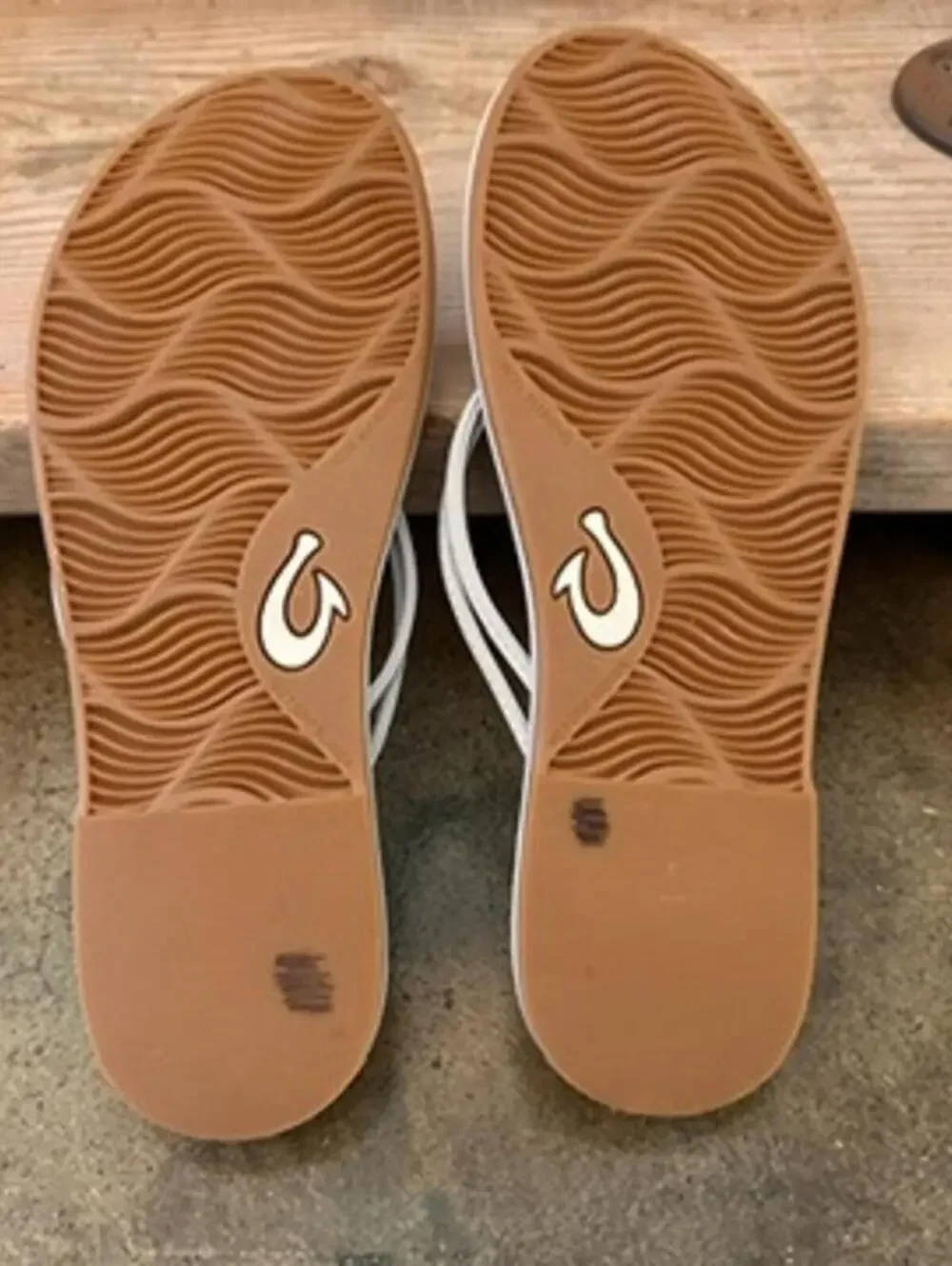 OluKai Aka Women's Size 7 flip-flop Silver Sandals Knotted
